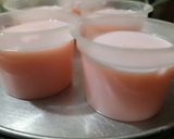 Foto langkah ke 3 dari resep Strawberry Silky Pudding.