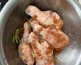 Hình bước làm 3 của món Đùi gà nướng bơ tỏiTopping gia vị rắc