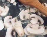 Foto langkah ke 4 dari resep Tumis jamur kancing.