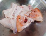 Hình bước làm 1 của món Cá điêu hồng rang lá lốt