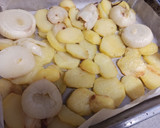 Foto del paso 2 de la receta: Salmón al horno con patata y cebolla