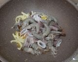 Foto langkah ke 3 dari resep Seafood Tumpah Pedas Manis.
