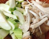 Hình bước làm 1 của món Mướp Xào Nấm Dai