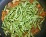 Foto langkah ke 3 dari resep Tumis buncis Sosis Dan crab stick.