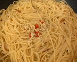 Hình bước làm 4 của món Mì Ý Tôm Cay - Spicy Prawns Aglio e Olio Tagliolini