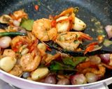 Foto langkah ke 9 dari resep Spicy Butter Prawn.