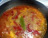 Foto del paso 3 de la receta: Filetes de merluza con pimientos de piquillo y ajos confitados