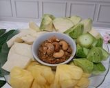 Foto langkah ke 3 dari resep Rujak Bumbu Kacang Mede.