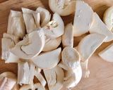 Hình bước làm 1 của món 🌱 Nấm Kho Dứa Chay (Vegan)