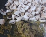 Foto langkah ke 2 dari resep Martabak Telur Isi Kare Daging dan Jamur Kancing.