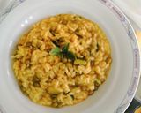 Foto del passaggio 8 della ricetta Risotto con zucchine, piselli e zafferano 🥒🫛💛