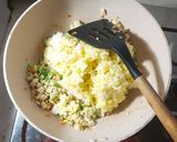 Foto langkah ke 4 dari resep Nasi goreng telur dan sayuran.