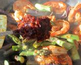 A picture of step 3 of Stir Fry Asparagus and King Prawns in Thai Chilli Jam Sauce 🌶 🦐 🌿.