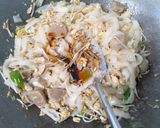 Foto langkah ke 5 dari resep Kwetiau Goreng Ayam.