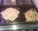 Foto del paso 4 de la receta: Hamburguesa picante a la chapa con papas y huevo frito