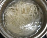 รูปขั้นตอนการทำที่ 1 ของ อุด้งนาเบะผักกาดขาวหมูสไลด์ (豚バラ白菜のうどん鍋)
