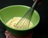 Foto langkah ke 3 dari resep TANPA TERIGU TANPA MIXER TANPA OVEN | CAKE KETAGIH SUPER LEMBUT.
