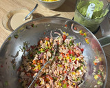 Foto del paso 7 de la receta: Tacos de langostinos y atún