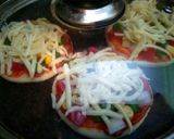 बेबी पिज़्ज़ा (तवा पर) (baby pizza recipe in hindi) रेसिपी चरण 7 फोटो