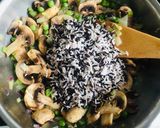 รูปขั้นตอนการทำที่ 2 ของ Risotto ข้าวไรช์เบอร์รี่ กับข้าวหอมมะลิ