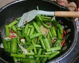 Foto langkah ke 5 dari resep Tumis Bunga Bawang Jamur.