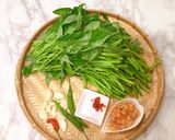 Hình bước làm 1 của món Rau muốn xào cay kiểu Thái