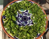Une image de l'étape 4 de Trio de salades (frisée,roquette,cresson) tomate,oignon rouge et chorizo noir à la feta.