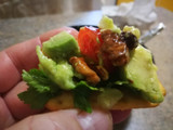 Biscotes con mozzarella, aguacate y penca de apio