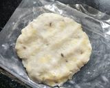 A picture of step 1 of Rice crackers with onion karam.