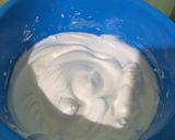 Foto langkah ke 3 dari resep Pandan Chiffon Cupcake.