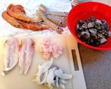Foto del passaggio 1 della ricetta Dal caciucco agli spaghetti allo scoglio