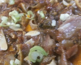 Foto del paso 10 de la receta: Oreja de cerdo sobre brava y cebollita japonesa