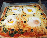 Foto del paso 3 de la receta: Pizza de atún, espinacas y huevo