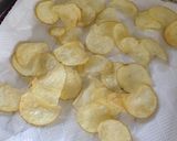 A picture of step 4 of Homemade herb-fried potato chips.