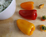 Foto del paso 3 de la receta: Pimientitos rellenos con queso de cabra y brotes de calabaza y de guisantes