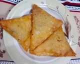 A picture of step 4 of Jubnah samosa.