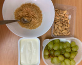 Foto del paso 1 de la receta: Uvas envueltas en queso y almendras