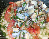 Foto del paso 6 de la receta: Judías del ganchet con almejas japonesas y gambas rojas