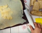Foto langkah ke 6 dari resep STRUDEL pisang cokelat keju.