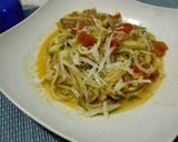 Foto del passaggio 4 della ricetta Spaghetti di zucchine con sughetto di pomodorini freschi