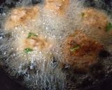 A picture of step 6 of Roti ke pakory ball.