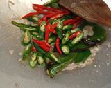 Foto langkah ke 2 dari resep Asem-asem Daging Belimbing Sayur.