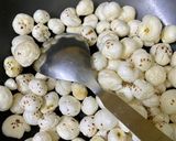 A picture of step 1 of Makhana ladoo.