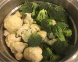 Foto del paso 1 de la receta Gratín de brócolis y coliflor en salsa de atún