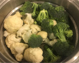 Foto del paso 1 de la receta: Gratín de brócolis y coliflor en salsa de atún