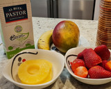 Foto del paso 1 de la receta: Batido de mango, piña, plátano, fresas y galletas