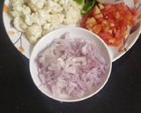 A picture of step 1 of Gobhi Capsicum Paneer Sabzi.