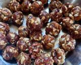 A picture of step 4 of Dates and dry fruits bolls.