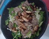รูปขั้นตอนการทำที่ 4 ของ บะหมี่ผักผัดหมูสไลซ์