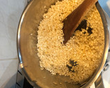 Foto del paso 2 de la receta: Plato combinado arroz blanco tomate, huevo frito y chuletas en salsa de almendra